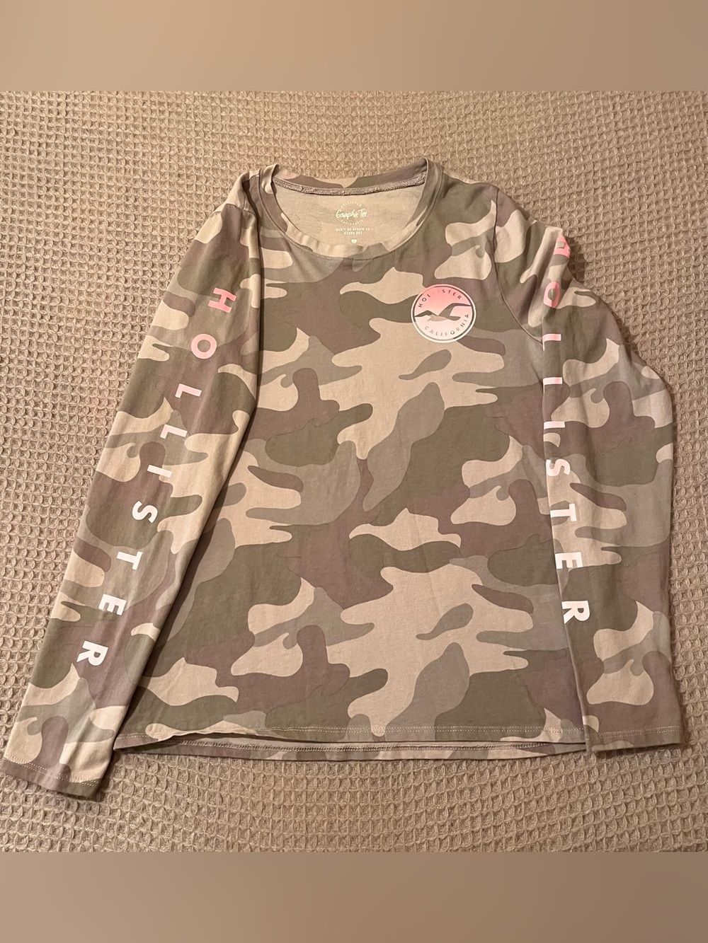 Hollister California Graphic Tee Camo Long Sleeve Pink Logo Jr L slim fit